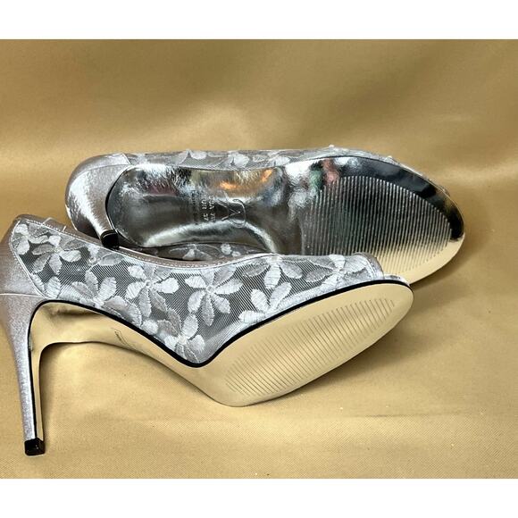 Adrianna Papell Frances Silver Mesh Floral Heels 7 W New - Picture 6 of 7
